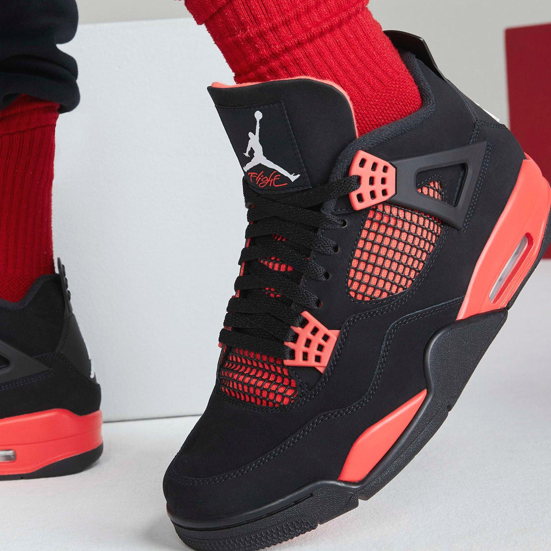 Air Jordan 4 Retro Red Thunder Kick Game