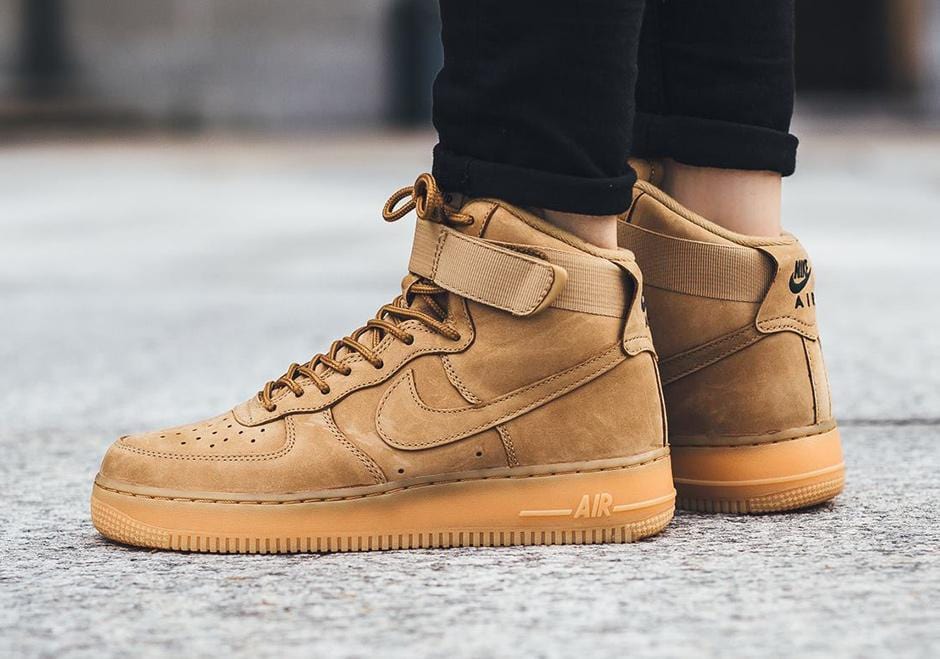 NIKE WMNS AIR FORCE 1 HIGH FLAX - Kick Game